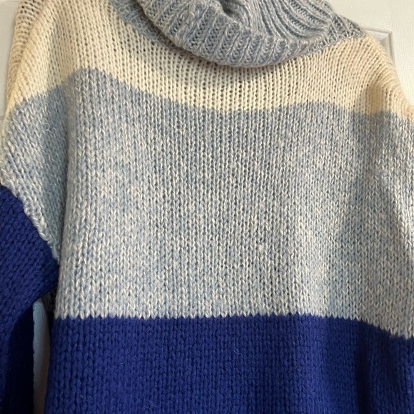 Blue color blocked sweater - Picture 2 of 4